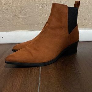 Slight heel, Pointed toe ankle boots